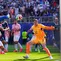Pemain Prancis Kylian Mbappe berusaha meraih bola disaksikan sementara kiper Paraguay, Orlando Gill saat pertandingan sepak bola babak 16 besar Piala Dunia antara Paraguay dan Prancis di Philadelphia, Sabtu (04/07/2026). (AP Photo/Derik Hamilton)