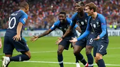 Striker Prancis, Kylian Mbappe berselebrasi dengan rekannya usai mencetak gol ke gawang Belanda pada pertandingan UEFA Nations League di Stadion Stade de France, Saint-Denis, Prancis, (9/10). Prancis menang 2-1 atas Belanda. (AP Photo/Christophe Ena)