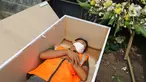 Warga pelanggar PSSB dihukum masuk ke dalam peti mati di Kawasan Kalisari, Pasar Rebo, Jakarta Timur, Kamis (3/9/2020). Warga Kelurahan Pasar Rebo yang tidak menggunakan masker diberikan pilihan hukuman, salah satunya dimasukkan ke dalam peti mati selama 1 menit. (Liputan6.com.Herman Zakharia)