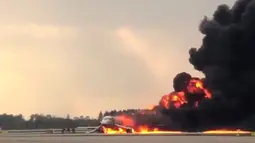 Pesawat jenis Sukhoi Superjet-100 milik maskapai Aeroflot mengalami kebakaran tak lama setelah lepas landas dari Bandara Sheremetyevo, Moskow, Rusia, Minggu (5/5/2019). Setelah melakukan pendaratan darurat di bandara, mesin pesawat terbakar di landasan pacu. (HO/INSTAGRAM/AFP)