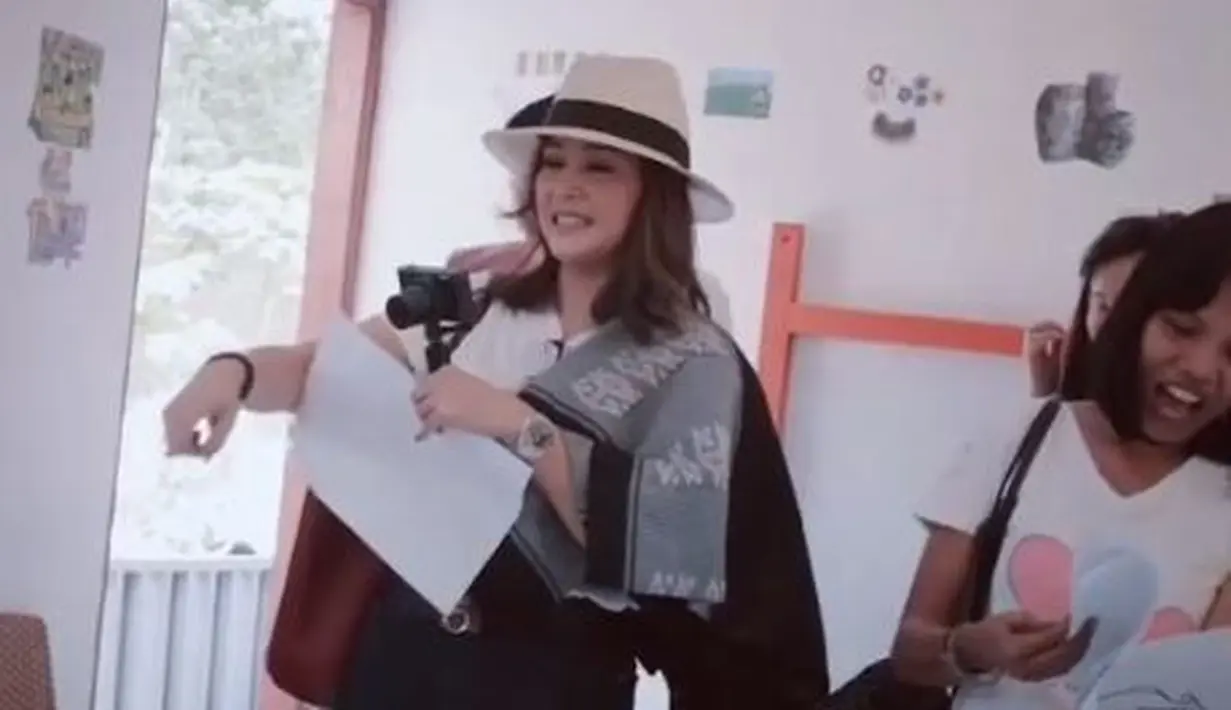 "Mas Irwan bangun PAUD di 200 kota di Indonesia. Jadi dia hidup buat anak-anak PAUD, tapi anak-anak PAUD yang dia gak kenal," kata Maia Estianty.