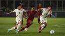 Gelandang Timnas Indonesia U-19, Beckham Putra, berebut bola dengan pemain Timnas Korea Utara pada laga Kualifikasi AFC U-19 2020 di Stadion GBK, Jakarta, Minggu (10/11). Indonesia U-19 berhasil menahan imbang 1-1 DPR Korea. (Bola.com/Yoppy Renato)