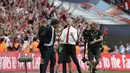 Ekspresi dua pelatih usai laga Final Piala FA 2016-2017 di Stadion Wembley, London, Sabtu (27/5). Chelsea kalah 2-1 melawan Arsenal di laga Final Piala FA tersebut. (AP Photo)