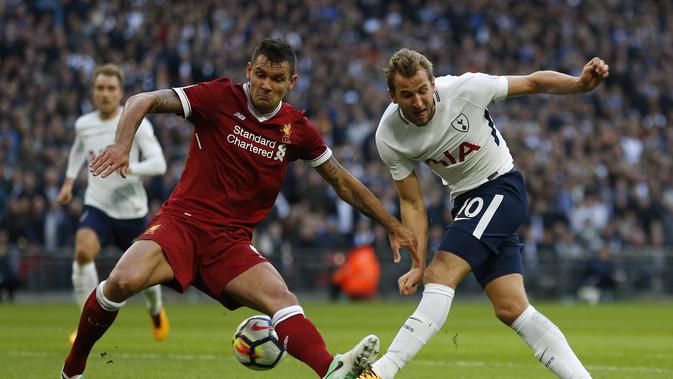 Bek Liverpool, Dejan Lovren (kiri), berjibaku dengan striker Tottenham Hotspur, Harry Kane pada lanjutan Liga Inggris di Wembley, Minggu (22/10/2017). (AFP/Ian Kington)