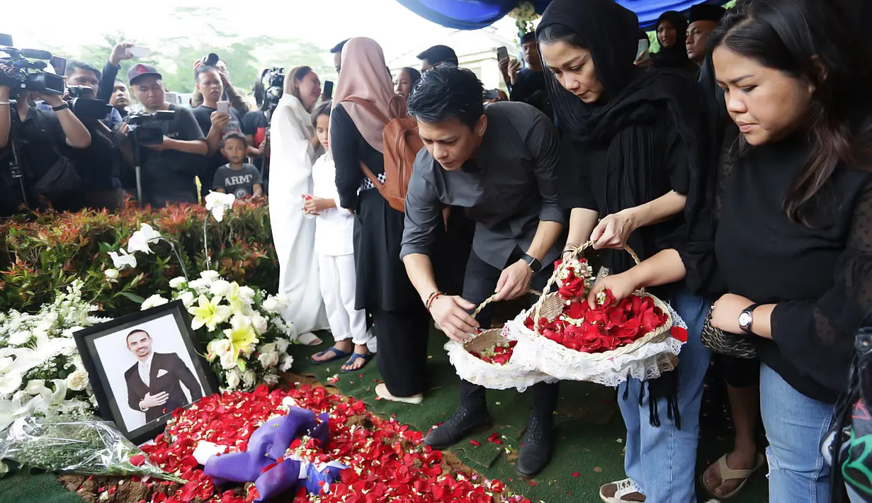 Ariel Noah dan BCL di Pemakaman Ashraf Sinclair (Bambang E Ros/Fimela.com)
