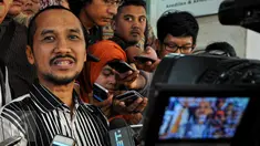 Ketua KPK nonaktif, Abraham Samad usai menjalani pemeriksaan di Bareskrim Mabes Polri, Jakarta, Rabu (24/6/2015). Samad diperiksa selama 6 jam terkait dugaan penyalahgunaan wewenang selama menjabat sebagai ketua KPK. (Liputan6.com/Yoppy Renato)
