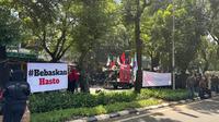 Massa aksi bela Hasto Kristiyanto berkumpul depan Pengadilan Tipikor Jakarta Pusat, bersamaan dengan adanya demonstran pendukung Komisi Pemberantasan Korupsi (KPK). Jalan Bungur Raya pun ditutup yang berada persis di depan pengadilan, Kamis (24/4/2025). (Liputan6.com/Nanda Perdana Putra)