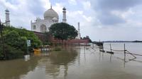 Banjir di monumen marmer putih dari abad ke-17 di kota Agra ini terjadi ketika banjir besar telah menewaskan sedikitnya 100 orang di beberapa bagian India utara, menyapu rumah-rumah dan jembatan serta mengakibatkan tanah longsor yang mematikan. (AP Photo/Aryan Kaushik)