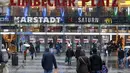Orang-orang berjalan ke pusat perbelanjaan di pusat Kota Essen, Jerman, Senin (14/12/2020). Jerman melakukan lockdown nasional pada 16 Desember 2020 untuk memerangi pandemi COVID-19. (AP Photo/Martin Meissner)