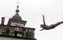 Bergaya "Superman" terjun bebas di Kanal ob Soci