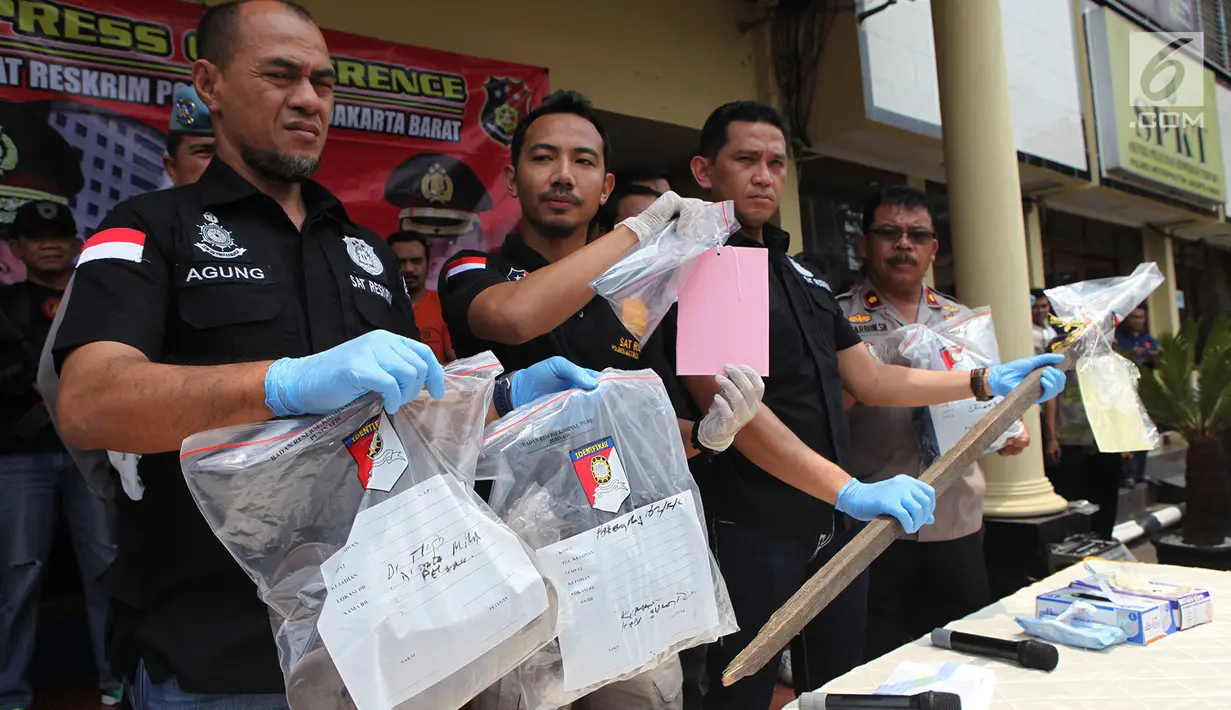 Kasat Reskrim Polres Metro Jakarta Barat, AKBP Edy Suranta Sitepu menunjukkan barang bukti kasus pembunuhan di Diskotek Bandara, Kebon Jeruk  saat konferensi pers, Selasa (20/11). Kasus ini terjadi pada 17 Oktober 2018 dini hari. (Merdeka.com/Imam Buhori)