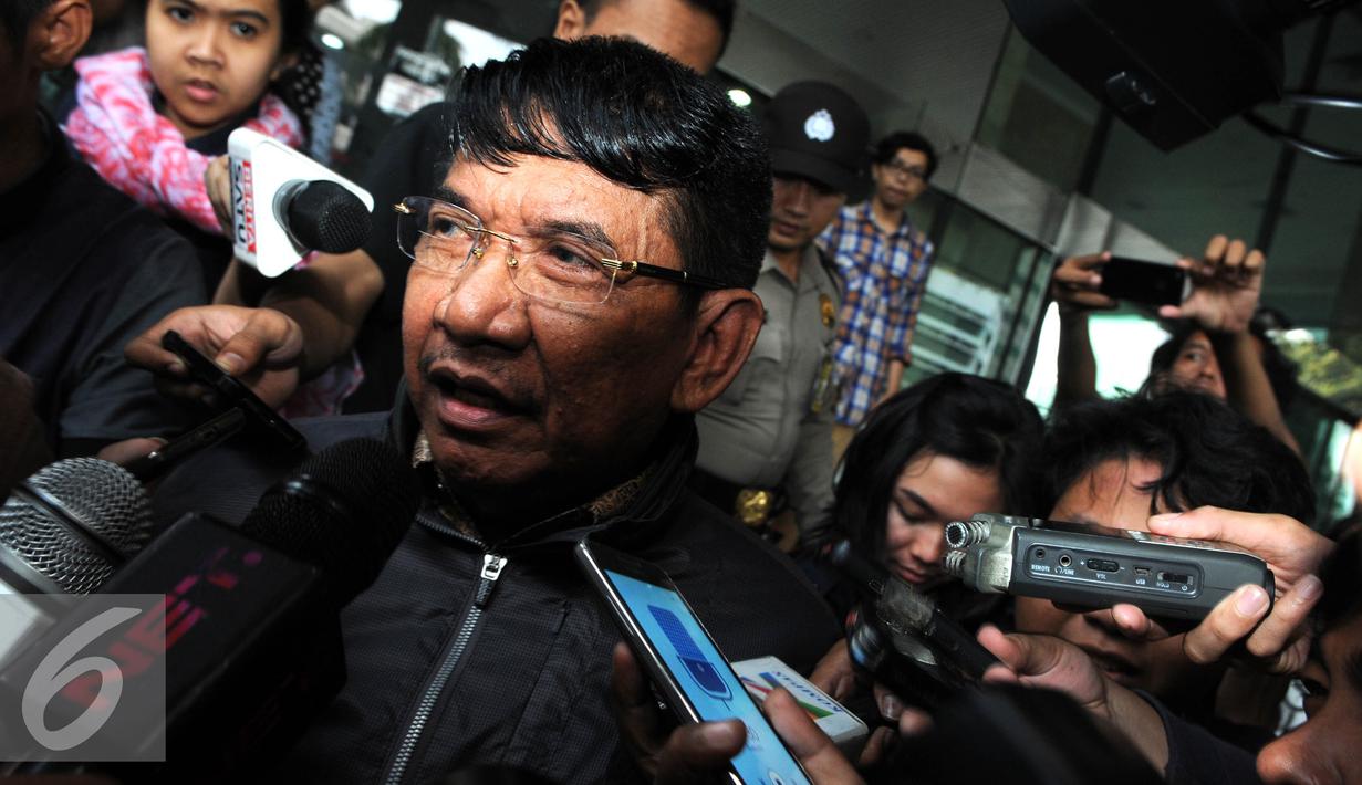 Anggota Komisi II DPR dari Fraksi Gerindra, Sarehwiyono usai diperiksa KPK, Jakarta, Jumat (22/7). Sarehwiyono diperiksa sebagai saksi terkait kasus dugaan suap yang melibatkan Rohadi. (Liputan6.com/Helmi Afandi)