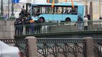 Pekerja darurat menarik bus dari air setelah jatuh ke Sungai Moyka di St. Petersburg, Rusia, Jumat (10/5/2024). (AP Photo/Dmitri Lovetsky)