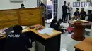 Satgas Tindak Pidana Perdagangan Orang (TPPO) Bareskrim Polri menggeledah kantor yang diduga menjadi tempat penampungan orang untuk dikirim ke luar negeri dengan modus TKI di Bekasi, Jawa Barat, Jumat (23/3). (Liputan6.com/Pool/Bareskrim Polri)