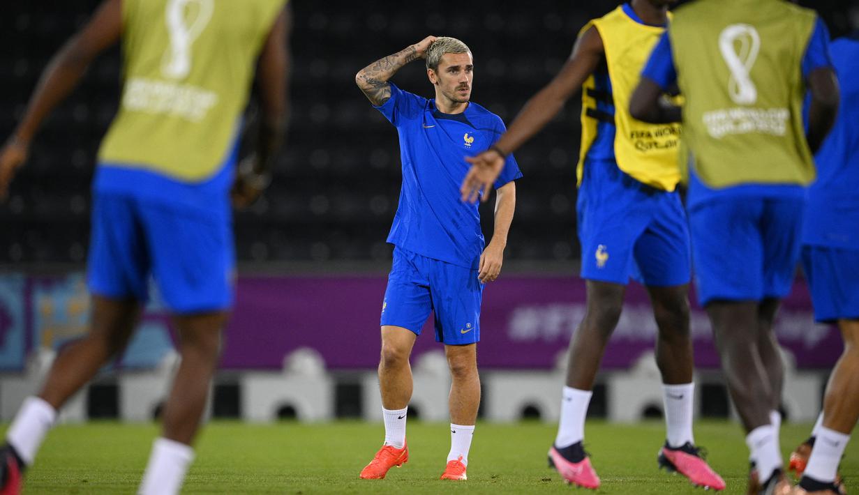 Penyerang Prancis #07 Antoine Griezmann (Tengah) mengikuti sesi latihan jelang melawan Inggris pada Perempatfinal Piala Dunia 2022, di Stadion Al Sadd SC di Doha, Jumat (9/12/2022). Inggris dan Prancis adalah mantan juara dunia yang selalu difavoritkan berjaya di setiap edisi Piala Dunia. (FRANCK FIFE / AFP)