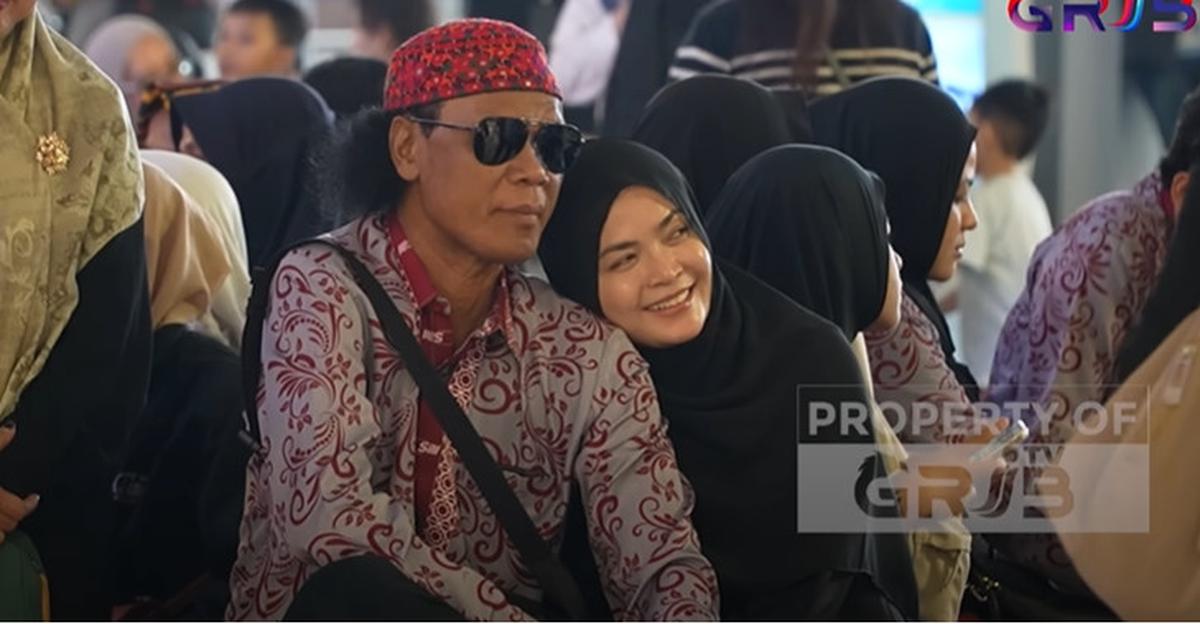 Salut, Hercules Ajak Keluarga Umrah di Bulan Suci Ramadan di Bandara Banyak yang Minta Foto