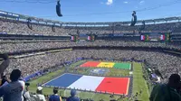 Ribuan suporter memenuhi tribun MetLife Stadium di East Rutherford, New Jersey, Amerika Serikat, menjelang laga fase grup Piala Dunia 2026 antara Timnas Prancis dan Senegal. Upacara pembukaan diawali dengan pembentangan bendera raksasa kedua negara di tengah lapangan. MetLife Stadium yang menjadi lokasi pertandingan ini juga dipercaya sebagai venue partai final Piala Dunia 2026. (KLY Sports/Hery Kurniawan)