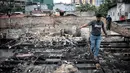 Warga mencari sisa harta benda usai kebakaran menghanguskan Kelurahan Kebon Kosong, Kemayoran, Jakarta, Rabu (26/12). Berbagai bantuan mulai berdatangan untuk membantu korban kebakaran. (Liputan6.com/Faizal Fanani)
