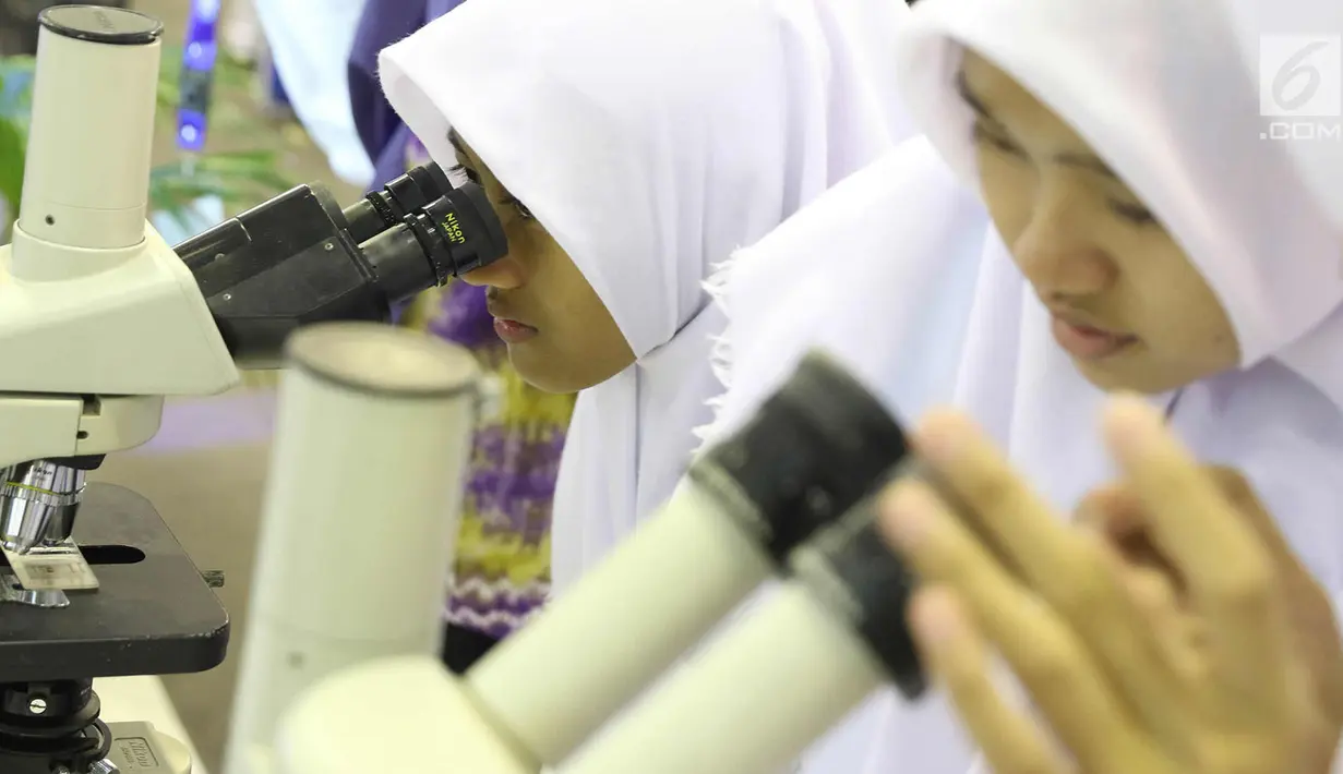 Pengunjung mengamati hasil penelitian di Indonesia Science Expo 2017, Jakarta, Senin (23/10). Pameran sains ini menampilkan hasil penelitian dari beberapa kementerian, lembaga negara, perguruan tinggi, LIPI, dan industri. (Liputan6.com/Immanuel Antonius)