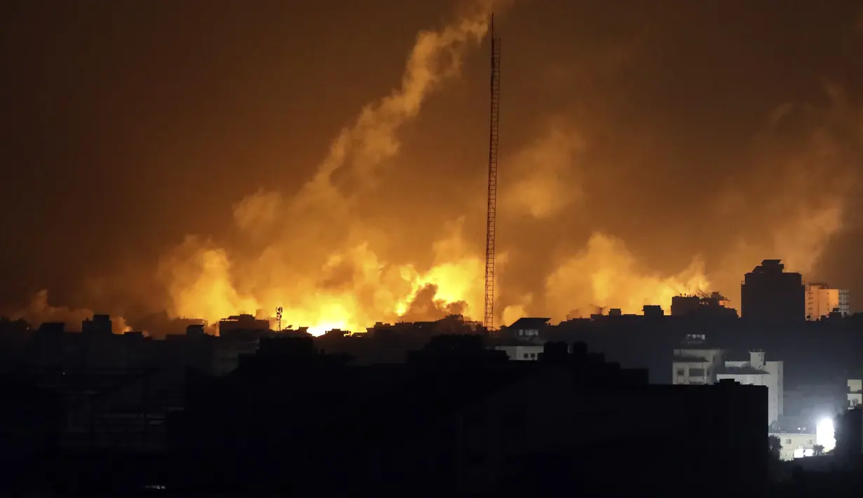 Suar menerangi langit malam di Kota Gaza saat Israel bertempur memasuki minggu kelima pada Sabtu (8/7) dalam perang melawan Hamas. (AP Photo/Abed Khaled)