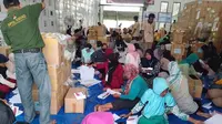 Proses pernyortiran dan pelipatan surat suara di gudang KPU Situbondo (Istimewa)