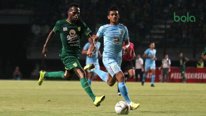 Persebaya Surabaya menjajal formasi 3-4-3 saat melawan Persela Lamongan pada laga uji coba di Stadion Gelora Bung Tomo, Surabaya, Sabtu (11/5/2019). (Bola.com/Aditya Wany)
