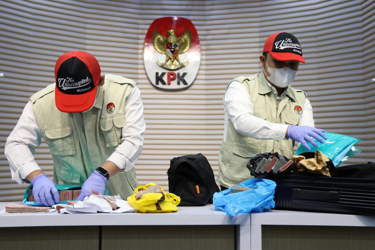 FOTO: KPK Tunjukkan Barang Bukti Uang Tunai Hasil OTT di Bengkulu