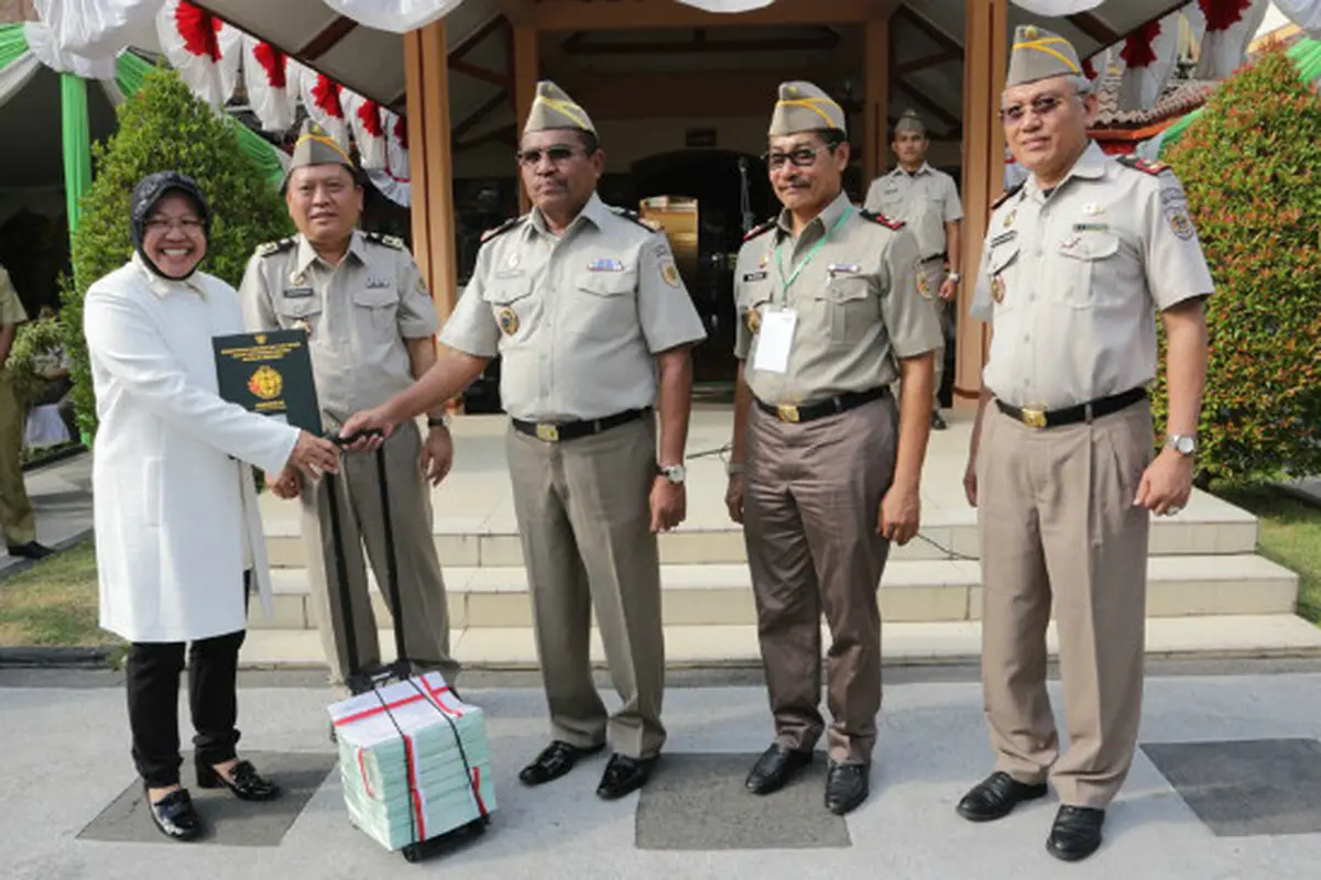 Wali Kota Risma Terima 230 Sertifikat dari BPN Jatim