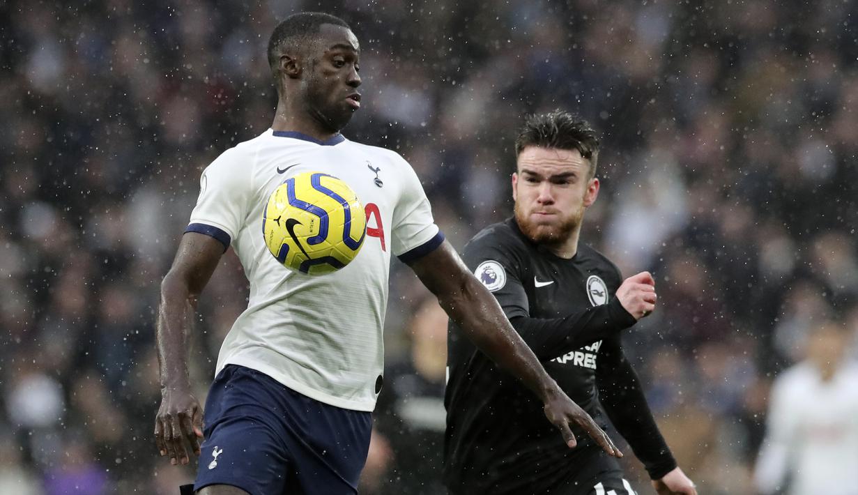 Pemain Tottenham Hotspur, Davinson Sanchez, berebut bola dengan pemain Brighton & Hove Albion, Aaron Connolly, pada laga Premier League 2019 di Stadion Tottenham Hotspur, Kamis (26/12). Tottenham menang 2-1 atas Brighton & Hove Albion. (AP/Petros Karadjias)