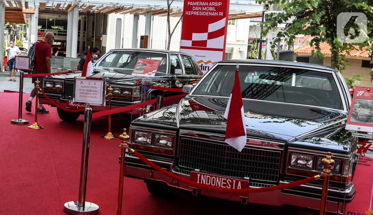 Salah satu mobil kepresidenan yang dipamerkan di Gedung Sarinah, Jakarta Pusat, Kamis (18/8/2022). Pameran dalam rangka Hari Ulang Tahun ke-77 Kemerdekaan Republik Indonesia ini digelar hingga 22 Agustus mendatang dan memamerkan mobil kepresidenan dari Era Presiden Soekarno hingga Presiden Joko Widodo. (Liputan6.com/Johan Tallo)