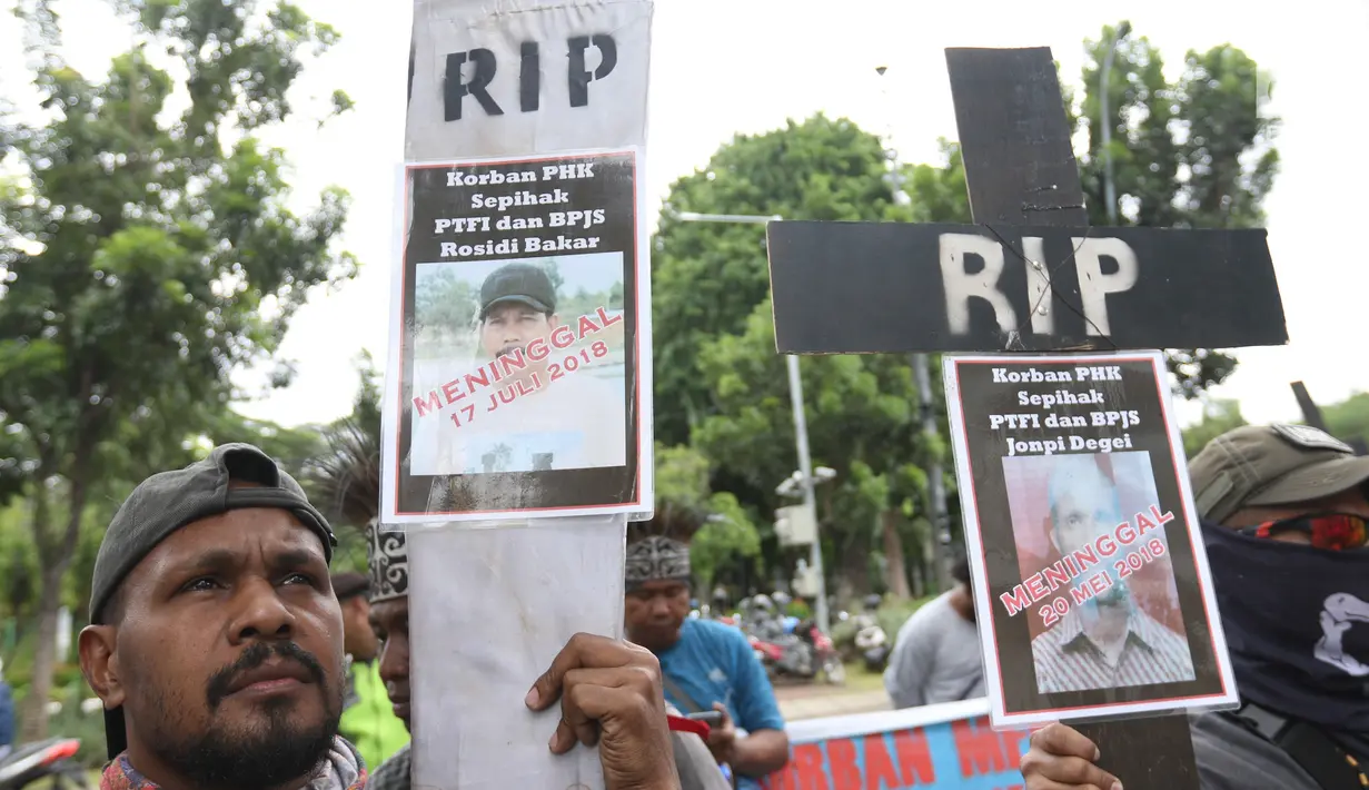 Massa membawa atribut salib dalam unjuk rasa di depan Kedubes AS, Jakarta, Kamis (27/12). Mereka menuntut Dubes AS Joseph R. Donovan Jr bertanggungjawab atas dugaan pelanggaran HAM yang dilakukan oleh PT Freeport Indonesia. (Liputan6.com/Angga Yuniar)