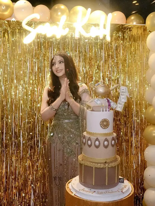 Sarah Keihl sendiri tampil glamor dengan dress bling-bling semi transparan. [Foto: IG/sarahkeihl].