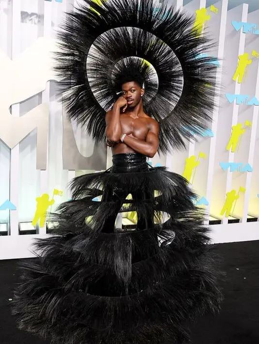 Penampilan Lil Nas X menjadi salah satu penampilan paling mencuri perhatian. Mengenakan gaun dari Harris Reed, Lil Nas X berbalut gaun berbulu dengan headpiece bernuansa senada. (instagram/lilnasx)