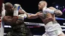 Serangan Conor McGregor (kanan) yang mampu diblok Floyd Mayweather Jr. pada gelaran Tinju Dunia super welterweight boxing di MGM Arena, Las Vegas, (26/8/2017). Mayweather menang TKO atas McGregor. (AP/Isaac Brekken)