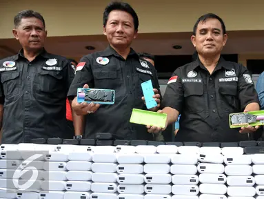 Sat Resnarkoba Polres Jakarta Barat merilis barang bukti empat kotak kardus besar berisikan 551 buah power bank yang di dalamnya berisikan shabu 22.040 gram jaringan Internasional, Jakarta Barat, Jumat (24/6). (Liputan6.com/Johan Tallo)