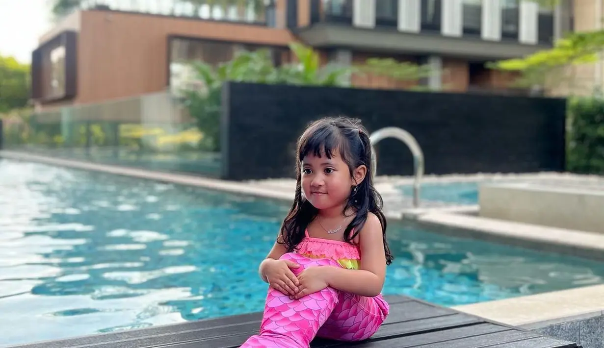 Ia juga sudah tak takut difoto, bahkan bisa memberikan pose yang menggemaskan seperti ini. [Instagram @rachelvennya]