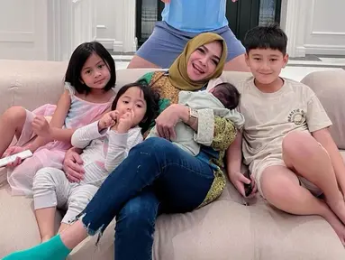 Beginilah potret kehangatan cucu Rieta Amilia saat membersamai Lily. Adik baru Rafathar dan Rayyanza ini jadi sepupu baru Ansaira Maisadipta dan Aruni Damina Tamin. (Liputan6.com/IG/@rieta_amilia)