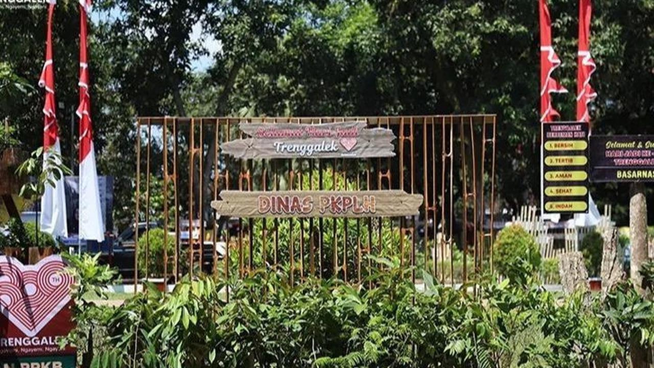 Bupati Trenggalek Mochamad Nur Arifin mempersilakan masyarakat Trenggalek mengambil bibit-bibit tanaman dan merawatnya hingga tubuh subur. Kelak, bibit-bibit tanaman itu diharapkan jadi jalan rezeki bagi masyarakat.