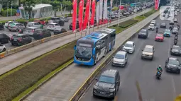 Sebuah Bus TransJakarta melintas di jalur Busway Jalan Sudirman, Jakarta, Selasa (31/1/2023). Kepala Dishub DKI Jakarta Syafrin Liputo mengatakan pihaknya masih melakukan evaluasi terhadap pemanfaatan tarif integrasi yang sekarang sudah dijalankan. (Liputan6.com/Angga Yuniar)