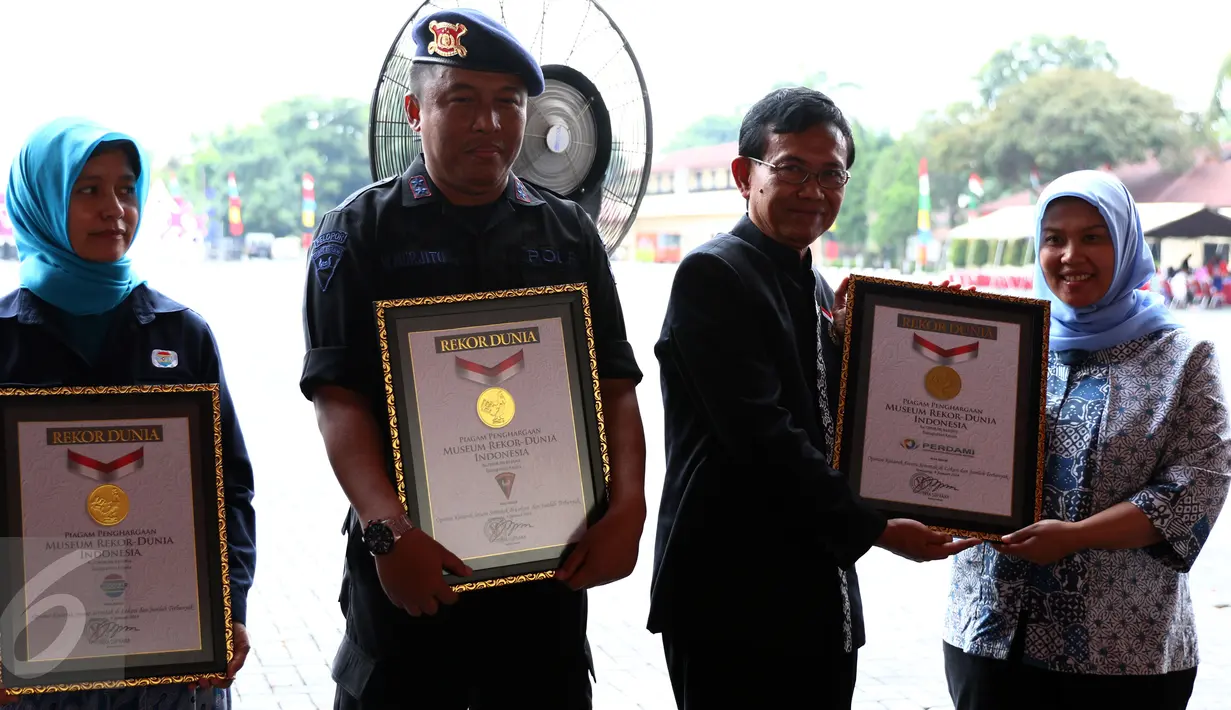 MURI memberikan piagam penghargaan kepada Indosiar, Brimob dan Perdami saat perayaan HUT Indosiar ke 21 di Depok, Sabtu (9/1/2016). (Liputan6.com/Yoppy Renato)
