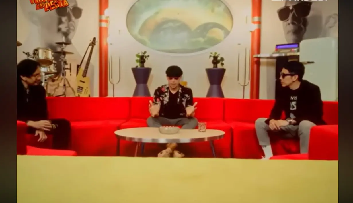 Pemilik nama asli James Adityawarman Graham itu memandu acara VJ MTV bersama Nadya Hutagalung. Bersama keluarganya, musisi berdarah Sunda dari sang ibu itu menetap di Australia. [Youtube/Vindes]