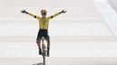 Pembalap Team Visma-Lease, Pauline Ferrand-Prevot melakukan selebrasi saat memenangkan Paris Roubaix Femmes 2025 pada Sabtu (12/04/2025) waktu setempat. Perlombaan tersebut menempuh 148,5 km dari Denain hingga Roubaix, Prancis. (AP Photo/Thibault Camus)