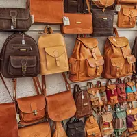 ilustrasi cara membersihkan tas kulit sintetis/Dim Hou/unsplash