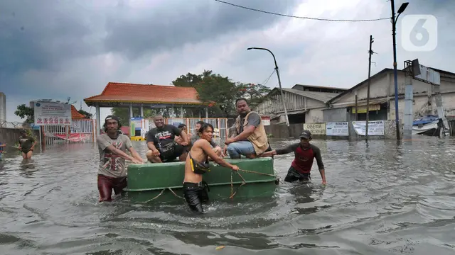 FOTO: Banjir Rob Putus Jalan Penghubung Ancol - Pluit