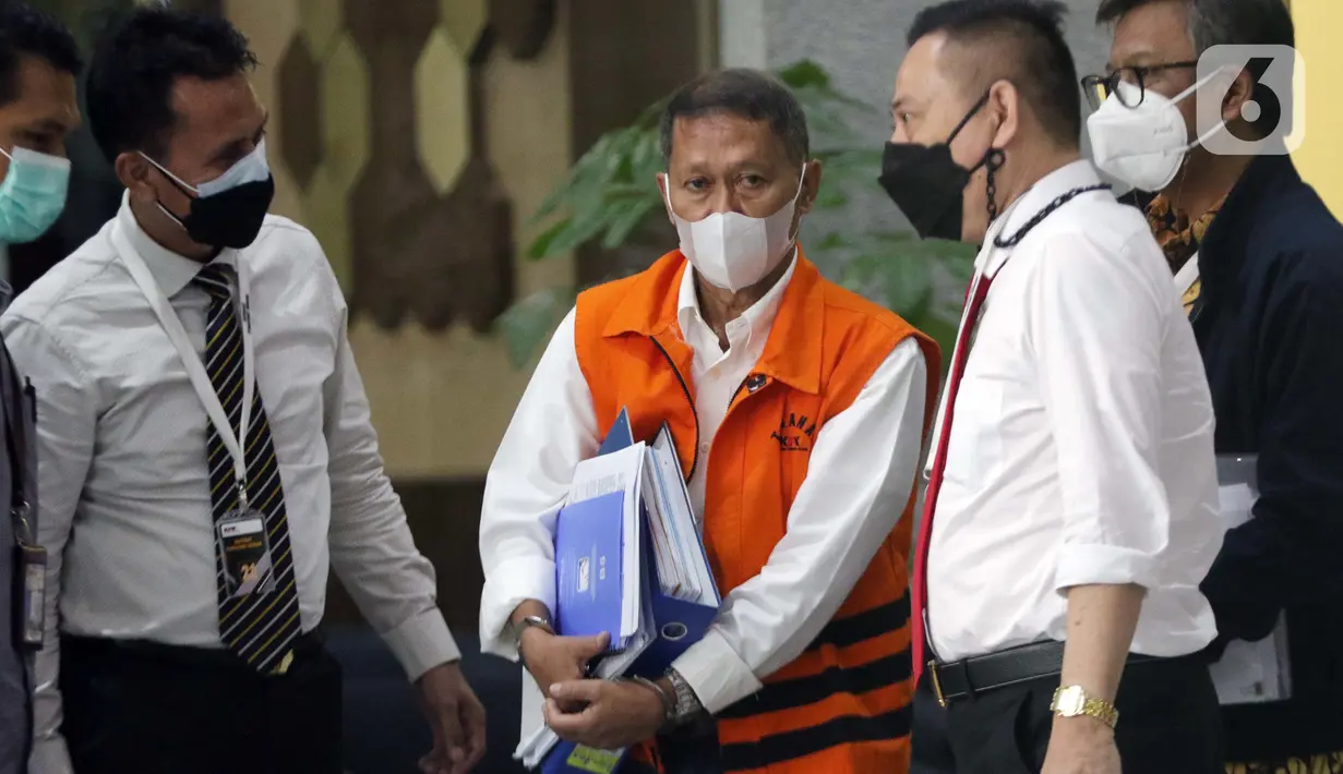 Mantan Dirut PT Pelindo II (Persero) Richard Joost Lino (tengah) usai menjalani pemeriksaan di Gedung KPK, Jakarta, Senin (26/4/2021). RJ Lino diperiksa sebagai tersangka dugaan korupsi pengadaan tiga unit Quay Container Crane (QCC) di PT Pelindo II tahun 2010. (Liputan6.com/Helmi Fithriansyah)