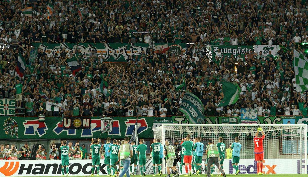 Para pemain Rapid Vienna memberikan applaus kepada pendukungnya setelah melawan Villarreal di laga fase grup Liga Europa di Stadion Ernst Happel, Wina, Austria, Kamis (18/9/2015) dini hari WIB. (Bola.com/Reza Khomaini)