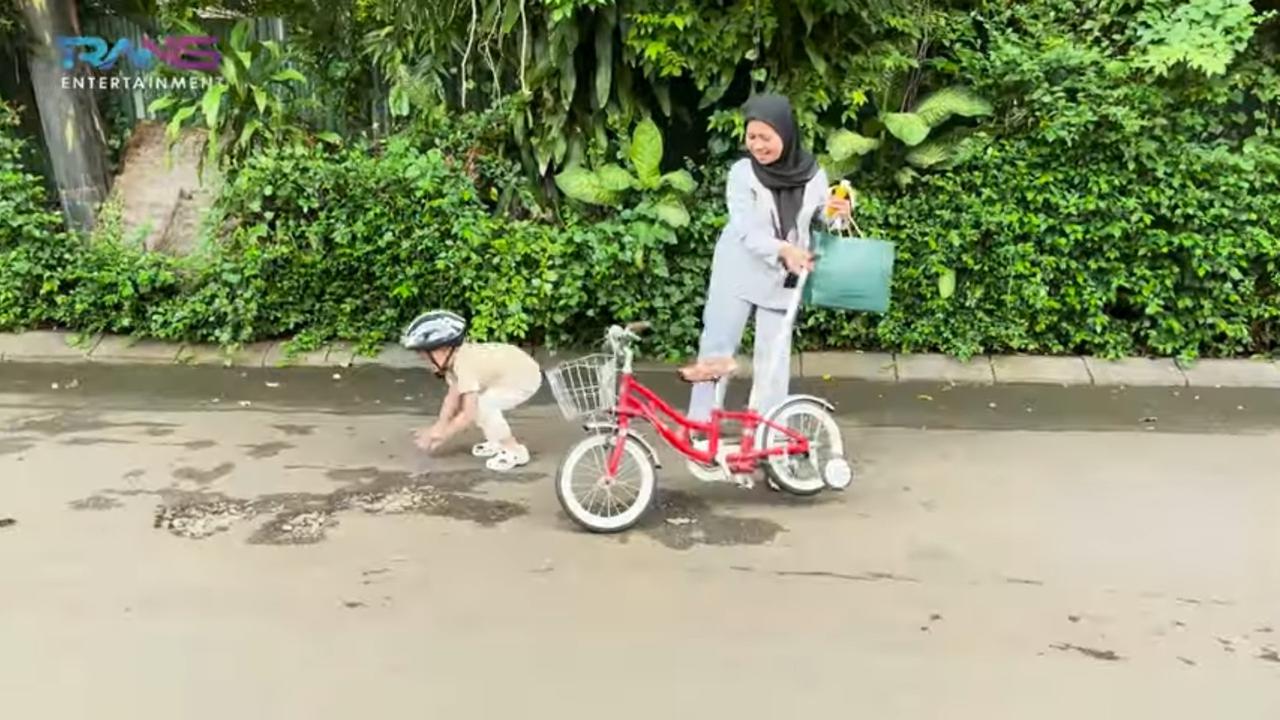 Potret Rayyanza Jatuh dari Sepeda saat Perjalanan ke Masjid, Sus Rini Ngakak 'Ya Pengalaman Ja, Tantangan Ada Aja
