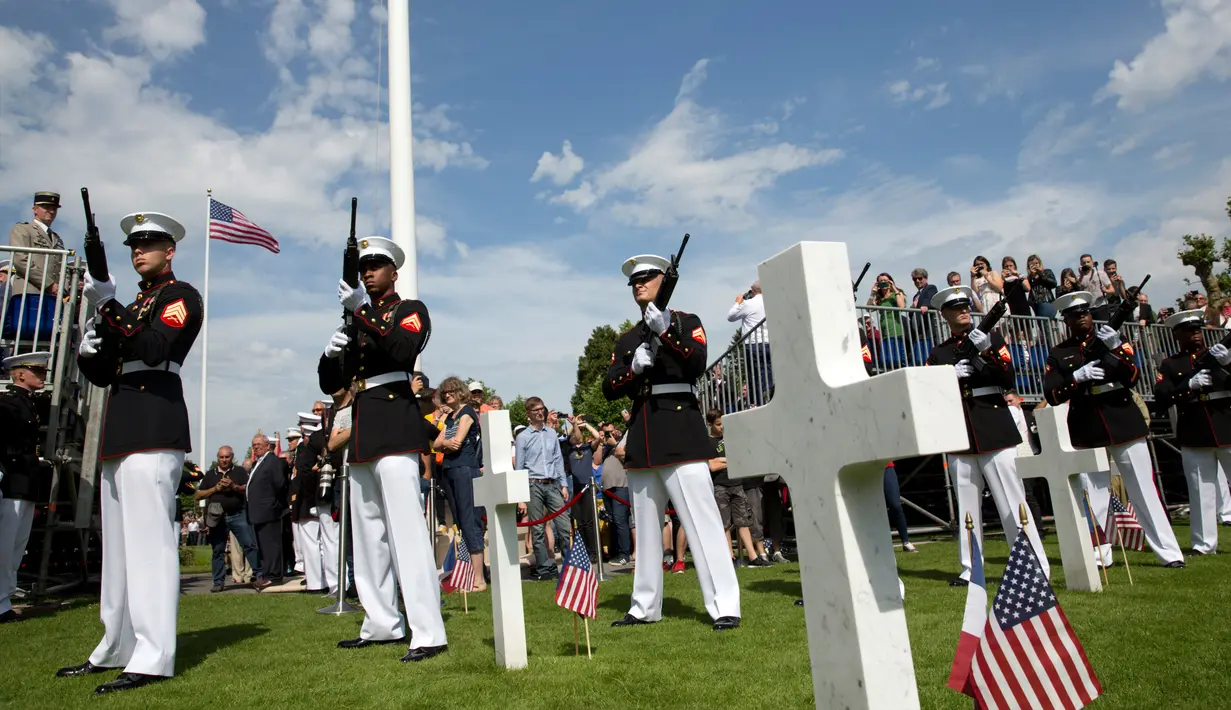 Marinir AS melakukan tembakkan saat upacara Hari Peringatan Perang Dunia I di Pemakaman Amerika Aisne-Marne di Belleau, Prancis (27/5). Di tempat tersebut ada sekitar 2.000 orang Amerika yang dimakamkan. (AP Photo / Virginia Mayo)