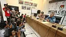 Komisioner KPU Hadar Nafis Gumay (kiri) dan Arief Budiman menggelar keterangan pers di Jakarta, Selasa (13/10). KPU mengumumkan total jumlah Daftar Pemilih Tetap (DPT) sementara dalam penyelenggaraan Pemilukada 2015. (Liputan6.com/Immanuel Antonius)