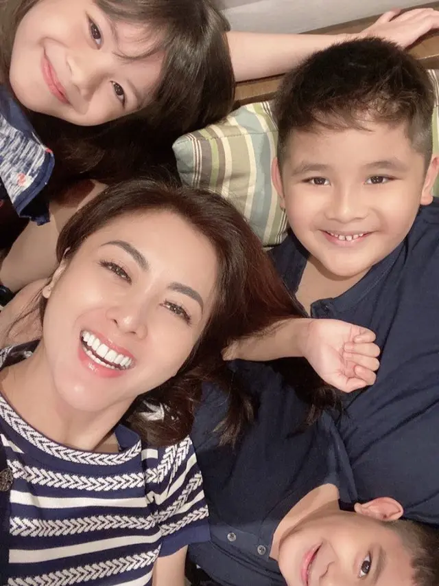 Dhena Devanka dan Ketiga Anaknya
